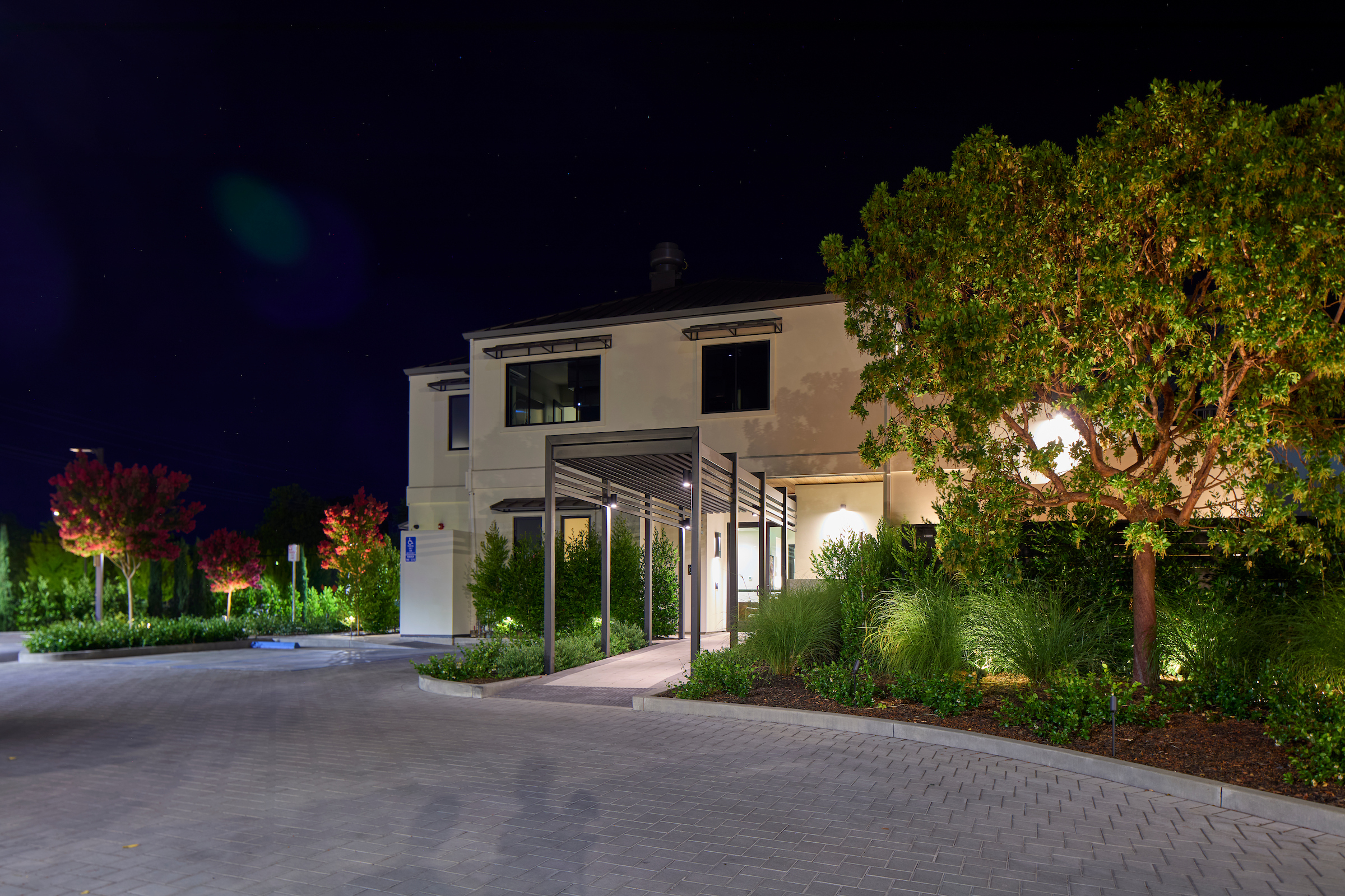 The front entry of Duchamp Healdsburg at dusk.
